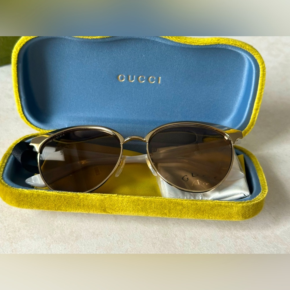 Gucci Gold Brown Sunglasses Sleek Oval Design
